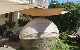 Apartament z ogrodem i grillem.